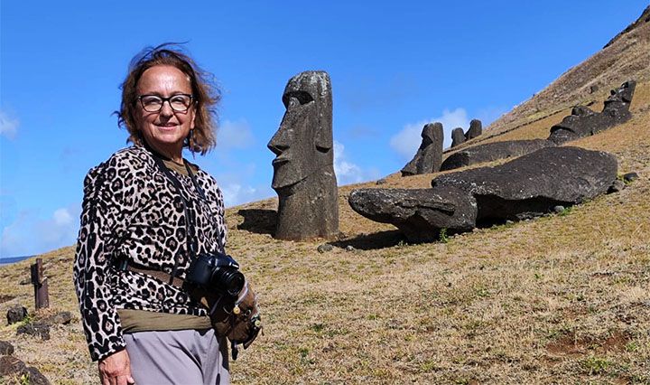 La autora junto a un moai