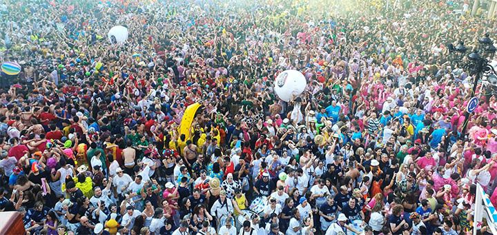 Una multitud abarrota la Plaza de España