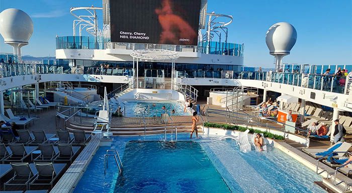 CINE Y MUSICA DESDE LA PISCINA