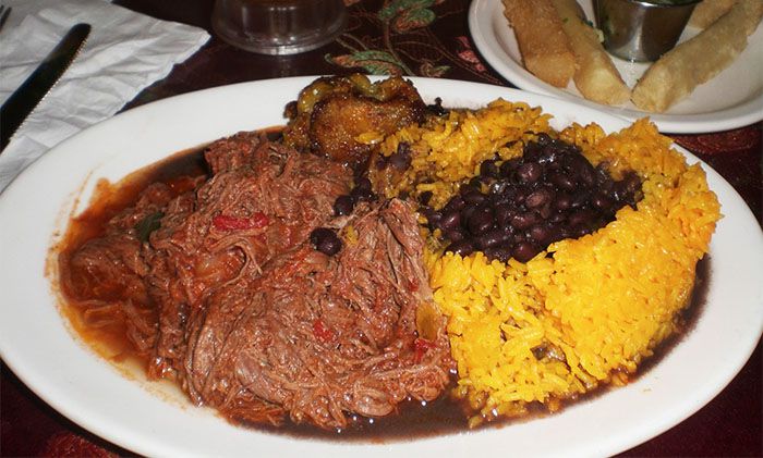 Ropa vieja con arroz y frijoles