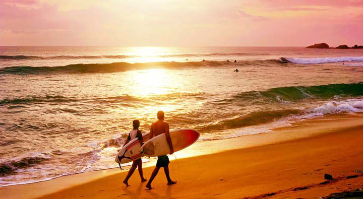 Surfistas en la playa de Hikkaduva Sri Lanka