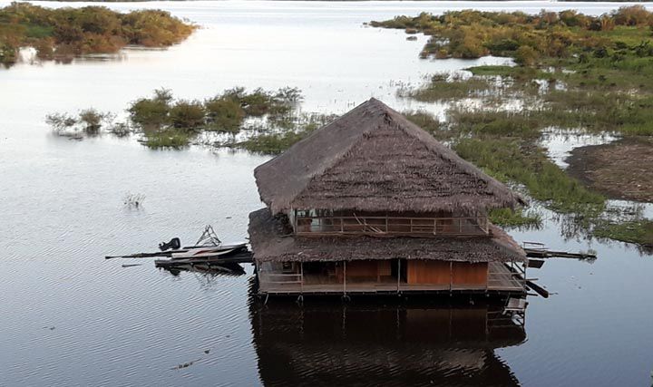 Casa sobre el río Amazonas