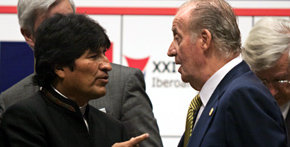 Evo Morales conversa con el rey Don Juan Carlos, durante la Cumbre Iberoamericana en Asunción (Paraguay)