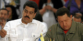 Nicolás Maduro (izq.) y Hugo Chávez, en una imagen de archivo
