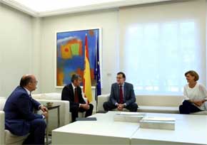 Rajoy y Cospedal, en su encuentro con Coalición Canaria, este martes.