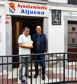 El alcalde de Aljucén (i) y Jose Antonio Ramos Rubio autor del libro presentado