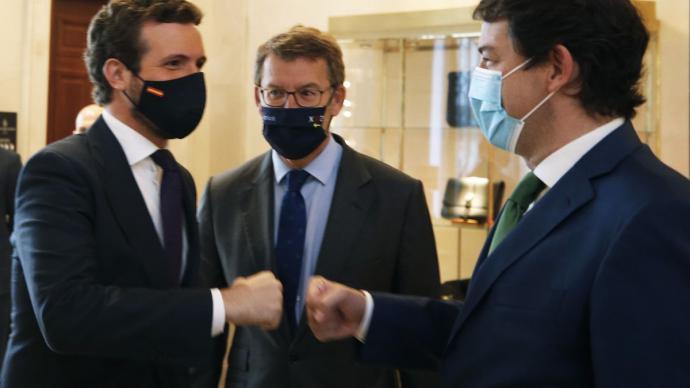 Pablo Casado, Alberto Núñez Feijóo y Alfonso Fernández Mañueco. EFE/Javier Lizón