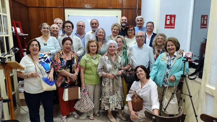 Carlos Valera en su conferencia retrocede a la Sevilla que se fue en un viaje nostálgico