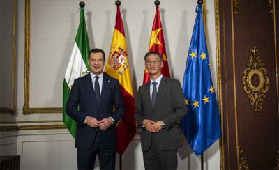 El presidente de la Junta, Juanma Moreno, se reúne en el Palacio de San Telmo con el embajador de China en España, Yao Jing