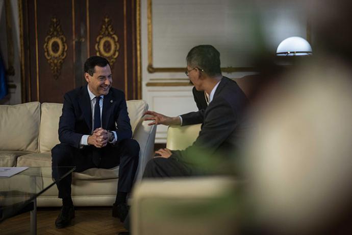 El presidente de la Junta, Juanma Moreno, se reúne en el Palacio de San Telmo con el embajador de China en España, Yao Jing