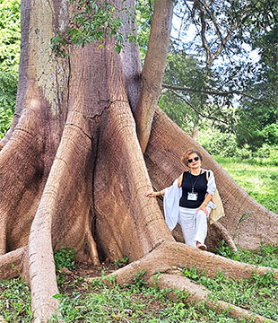 La autora de este artículo junto a un árbol endémico de Cuba, llamado ceiba