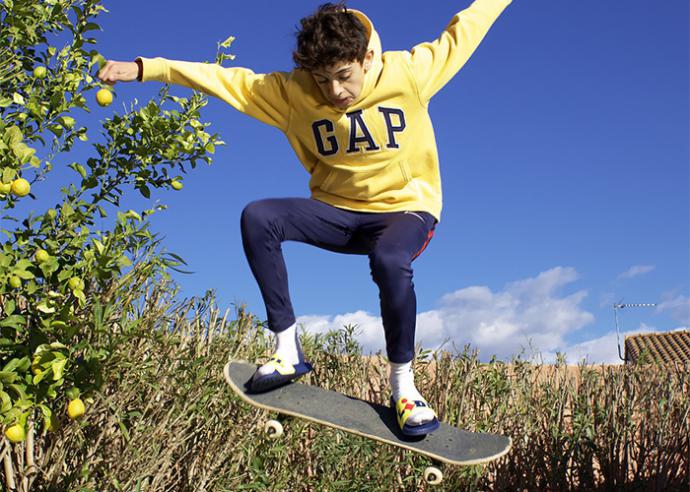 Niño jugando con su patinete – Crédito Foto: Pixabay.com – imagen de referencia