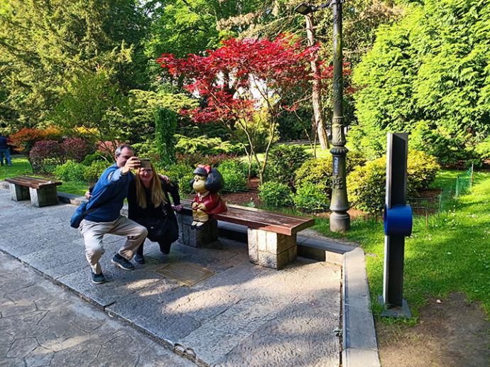 Dos turistas fotografiándose con Mafalda