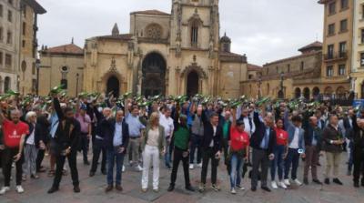 Escanciando sidra ante la catedral de Oviedo