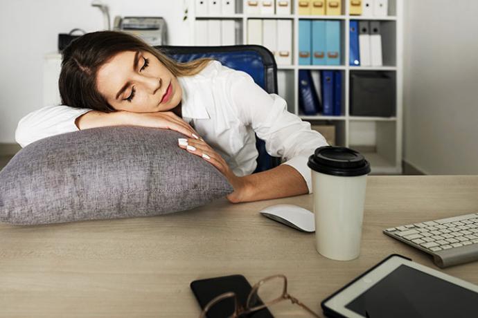 Beneficios y contras de la siesta en horario de trabajo