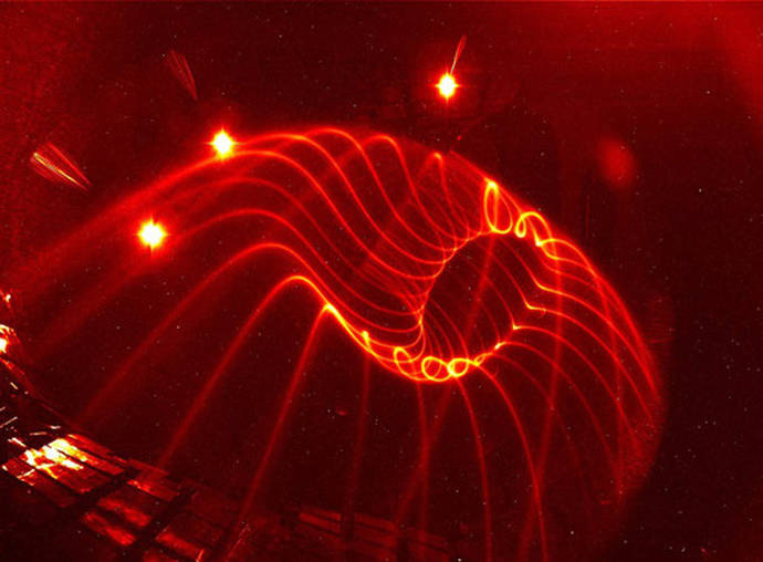 Visualización de líneas de campo en una superficie magnética dentro del stellarator Wendelstein 7-X