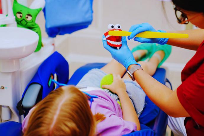 La importancia de llevar a los niños al dentista desde temprana edad