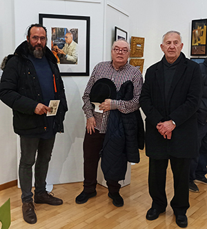 Con la foto de Diegos Muñoz, trea artistas manchegos_ Austión Tirado, Antonio Mugarba y Enrique Pedrero