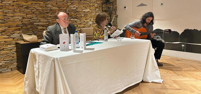 Concha Pelayo presentó su libro de poemas “Huerto de San Vicente”