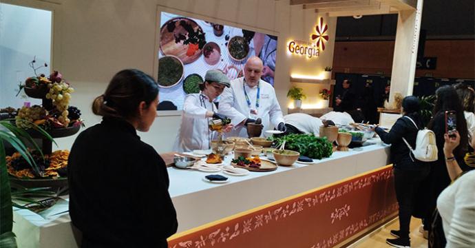 Degustación de platos en el stand