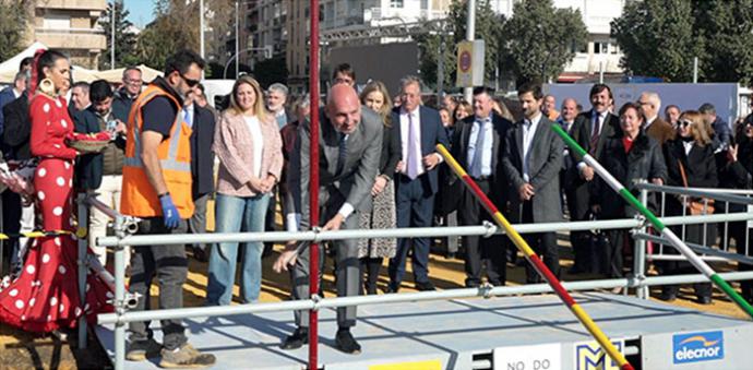 Por Primera Vez, la Portada de la Feria de Abril de Sevilla Se Monta Tras la Navidad