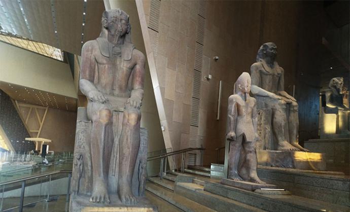 Estatuas de reyes y dioses en la escalinata del Museo del Cairo