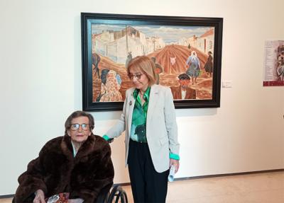 Gloria Merino, con la comisaria de la exposición, Ana María Ferenández Rivero, en el Museo de la Merced de Ciudad Real, 2025.