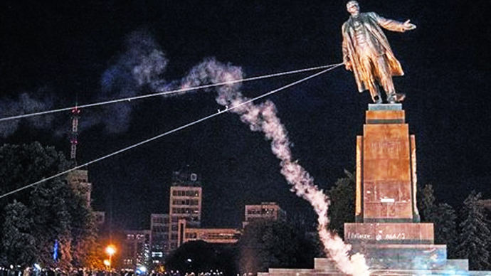 En Varberg, Suecia, el  multimillonario comunista Lasse Diding inaugura en su propio jardín, una estatua de Lenín.  Hace algunos años en Jarkov, Ucrania, distinta era la suerte corrida por una estatua del ex lider ruso.(imagen de referencia)