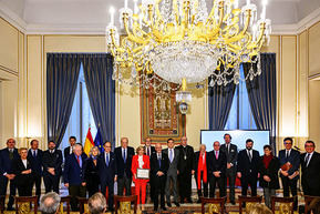 “Foto de Familia·” de los asistentes al Acto